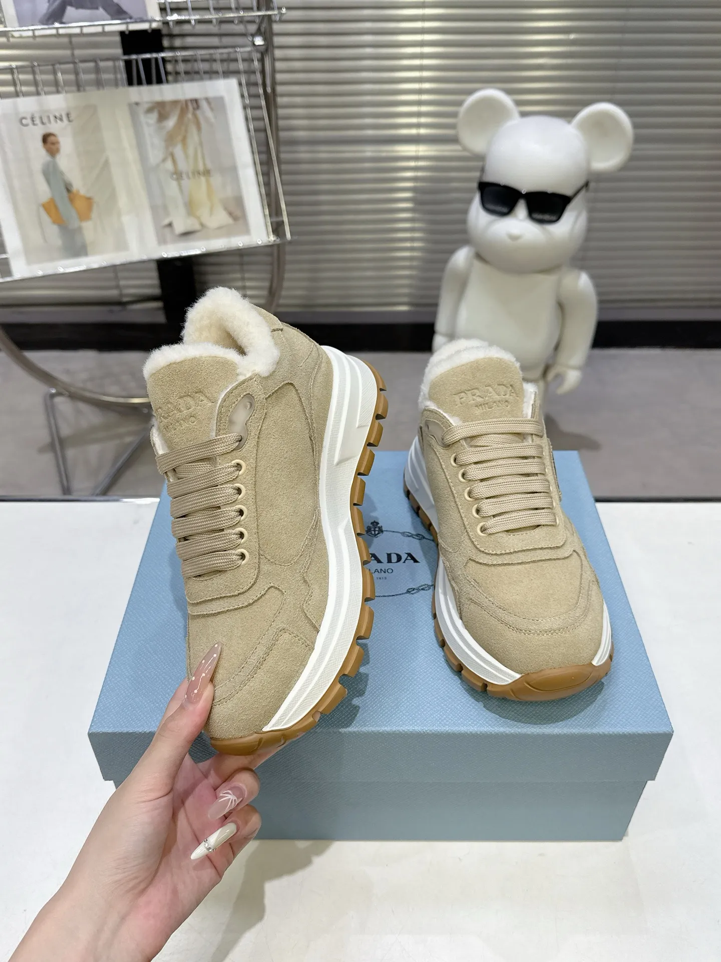 【PRADA】P: 660💰Couple style▪️Size: Women’s 35-40⚛Size: Men’s 39-44(45 customized) 2025 𝐬𝐬Prada’s new product, coming with strength! ❣️Many Internet celebrities have the same style, fashionable and versatile nice items, original shoes are developed and purchased from Italian counters, and are reproduced 1:1 according to the original taste. This year’s theme is not to be defined, embodying texture through simplicity💛From thick-soled sneakers to zigzag short boots to 2025 flat shoes, everything reveals a sure-fire momentum... It combines gentleness and handsomeness, the finishing touch for women❤️ Wear-resistant and ultra-light two-color outsole.